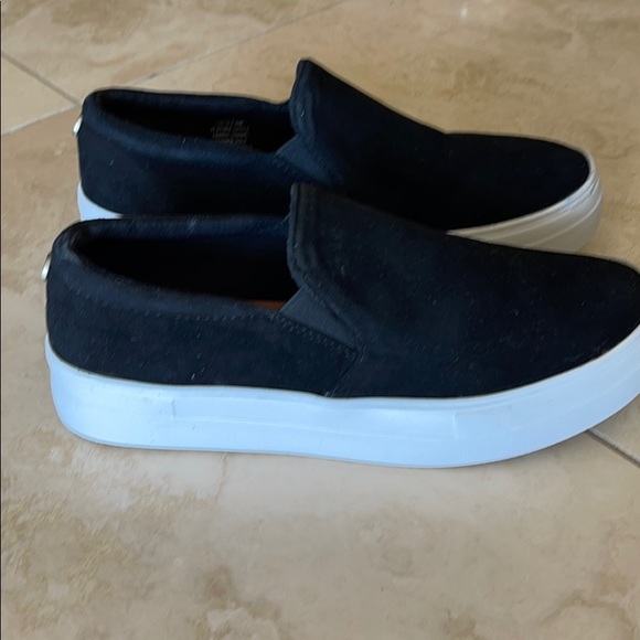Steve Madden black suede slip on - Picture 2 of 4
